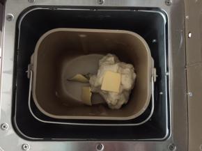 加入软化好的黄油，再次和面10分钟