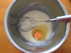 加入鸡蛋搅拌均匀