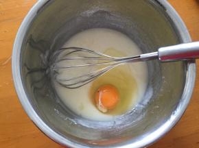加入鸡蛋搅拌均匀