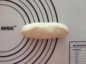 从上向下卷起，收口