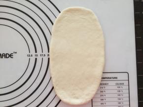 将面团擀成牛舌状