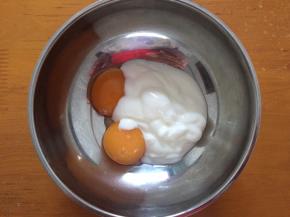 蛋黄中加入酸奶搅拌均匀