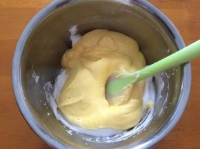 再倒回蛋白盆中继续翻拌均匀