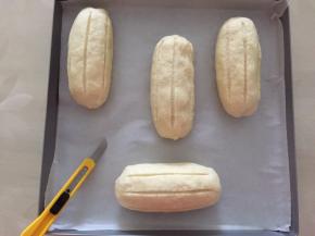 二次发酵完成以后，用刀片划出三条口，不要太深