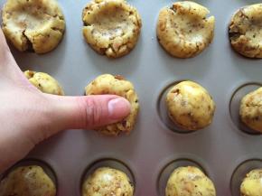 用大拇指向中间往下按