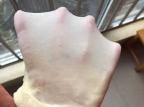 能拉出手套膜即可