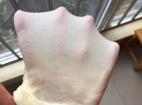 能拉出手套膜即可
