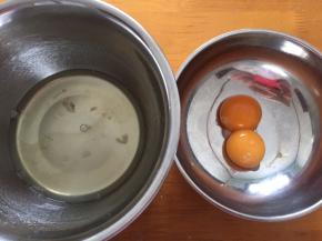 蛋白和蛋黄分离，蛋白盆中应无油无水无蛋黄