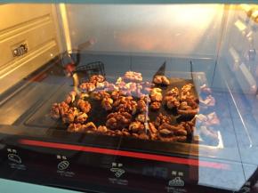 核桃入烤箱180度，烤10分钟，拿出冷却备用