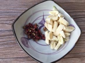 配料碟（辣椒没上图，友友可以选择加或者不加，随自己的喜好）