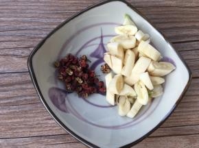 配料碟（辣椒没上图，友友可以选择加或者不加，随自己的喜好）