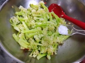 味精，翻炒入味