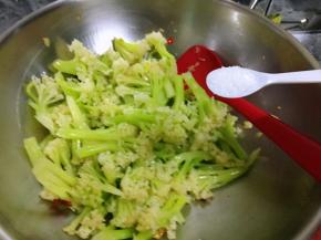 加入花菜翻炒片刻，依次加入盐