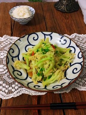 一道鲜香清脆爽口的素炒花菜就做好了