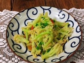一道鲜香清脆爽口的素炒花菜就做好了