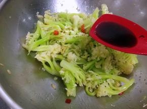 最后加生炒调色增鲜，炒匀即可