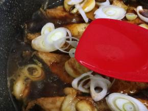 鱼块入锅后，撒上葱花，在再鱼肉上淋一汤匙白酒，大火煮滚转中小火，烧至汤汁浓稠出锅装盘即可（中间给鱼翻个身，入味均匀）。