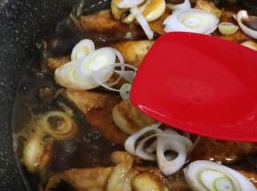 鱼块入锅后，撒上葱花，在再鱼肉上淋一汤匙白酒，大火煮滚转中小火，烧至汤汁浓稠出锅装盘即可（中间给鱼翻个身，入味均匀）。