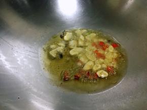 加入蒜碎，辣椒炒出香味
