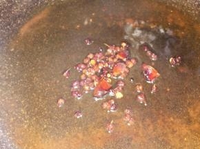 锅留底油，下入花椒、八角，煸出香味。