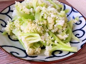 花菜洗净，加盐焯烫约一分钟，捞出过冷水