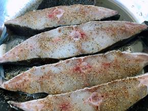 鱼冲洗干净，用厨房纸擦去多余的水分，撒一层盐，再磨上一层黑胡椒碎，腌制一小时左右，让鱼肉充分入味口感更棒。