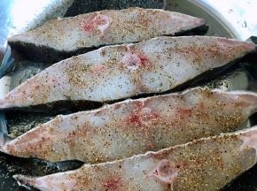 鱼冲洗干净，用厨房纸擦去多余的水分，撒一层盐，再磨上一层黑胡椒碎，腌制一小时左右，让鱼肉充分入味口感更棒。