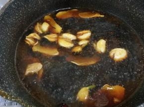 加入约一口杯水的量，大火煮开。