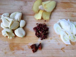 配料一览，干烧鱼，因味要重，所以葱姜蒜的量要大一些。