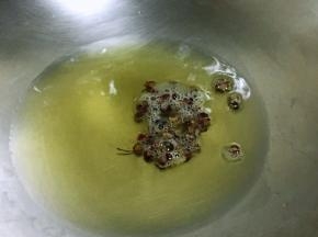 油温热，加入花椒，炸至变色，捞出