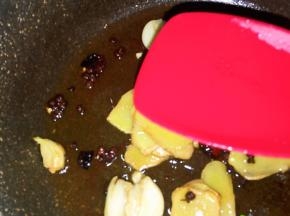 再下入姜蒜炒香，依次加入高度白酒。