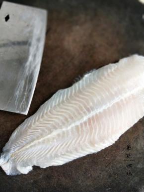 斜切鱼片，不要完全解冻，不然太软不好切