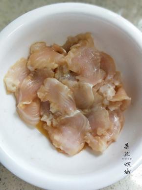 切好的鱼片用蛋清料酒淀粉搅匀腌制十分钟