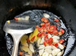 锅子烧热放油加入大蒜辣椒姜片爆炒一下