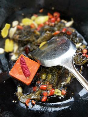 重点来了，哈哈，加入诱人的遇见麻辣鲜生红小方手工老火锅底料和鱼酸菜稍微翻炒一会儿