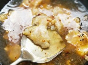 加入开水烧开后，把鱼片轻轻倒进锅子，小心烫着，然后再把表面的浮沫捞出来倒掉