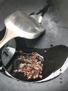 煮三四分钟后就可以出锅了，不能煮太久，不然鱼片很容易烂掉，这个时候把炒锅再次放油小火加入几粒花椒慢慢炒香后浇在鱼片上面，哇，瞬间香味扑鼻，忍不住要流口水了^O^，这个方子也可以用新鲜的草鱼切片，不过我家孩子吃怕有刺，所以每次用龙利鱼方便一些，味道也不错，