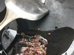 煮三四分钟后就可以出锅了，不能煮太久，不然鱼片很容易烂掉，这个时候把炒锅再次放油小火加入几粒花椒慢慢炒香后浇在鱼片上面，哇，瞬间香味扑鼻，忍不住要流口水了^O^，这个方子也可以用新鲜的草鱼切片，不过我家孩子吃怕有刺，所以每次用龙利鱼方便一些，味道也不错，