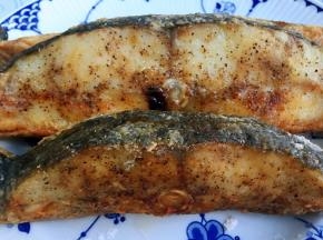 下锅煎至两面微焦取出备用。