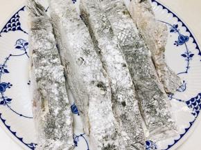 裹一层薄薄的面粉。