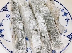 裹一层薄薄的面粉。