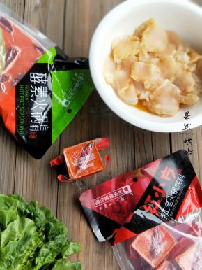 哈哈，告诉你个秘密，使用遇见麻辣鲜生火锅底料还可以煮米粉，煮面条都炒鸡好吃哦！女儿的最爱^O^