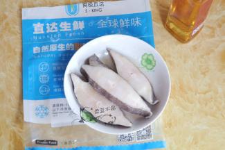 比目鱼室温自然解冻后，撒些胡椒粉、盐、料酒腌制片刻。