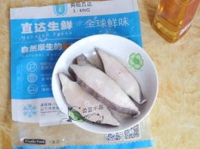 比目鱼室温自然解冻后，撒些胡椒粉、盐、料酒腌制片刻。