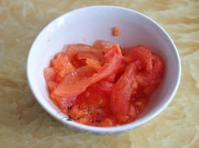 番茄去皮切块。
