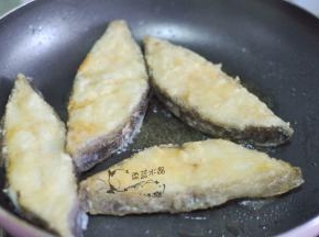 锅里倒入油，比目鱼抖掉多余干淀粉，放入锅中，煎至两面金黄。