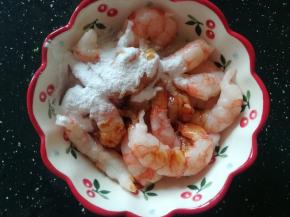 虾仁解冻，加入生抽，淀粉，抓匀，腌制5分钟