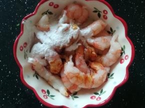 虾仁解冻，加入生抽，淀粉，抓匀，腌制5分钟