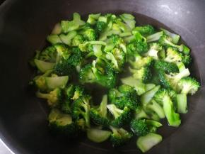 西兰花小朵，放入盐水中，焯熟