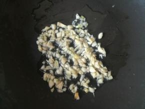 热锅凉油，放入蒜末煸香